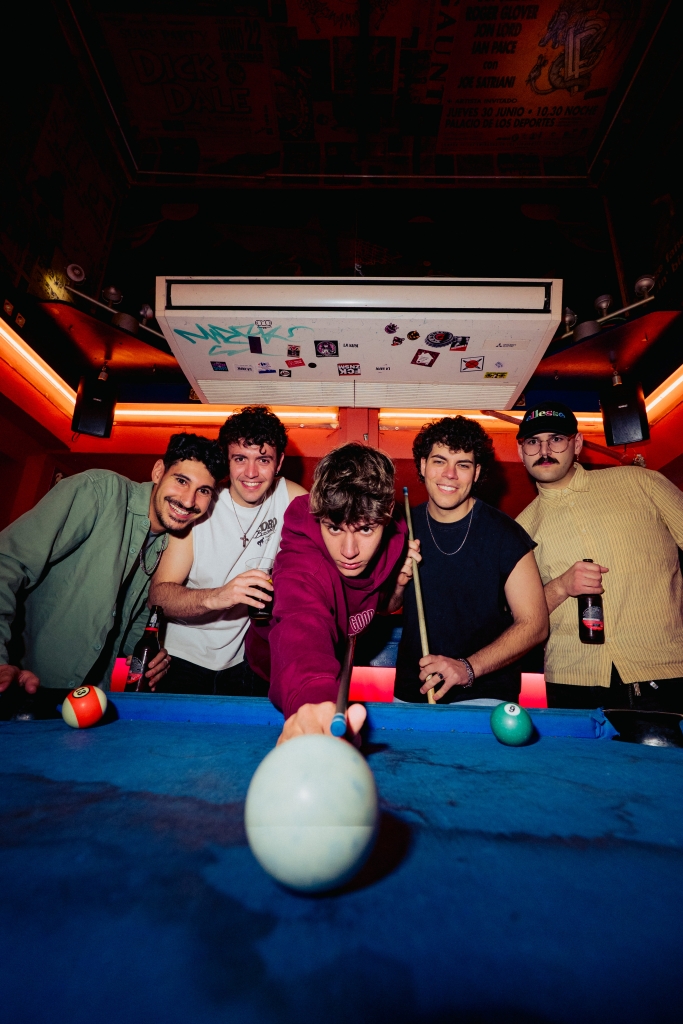 Sobrezero, la banda madrileña que fusiona pop, rock e indie con una energía arrolladora